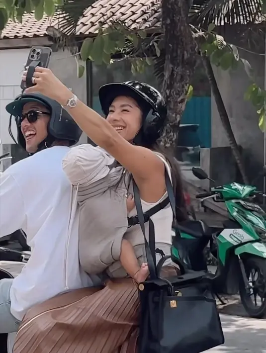 Jennifer juga membagikan momen perpisahan sang suami dengan keempat anaknya, Kiyomi, Kenji, Kiyoji, dan Kiro. Momen haru kembali tinggal berjauhan. Seperti diketahui, Jennifer bersama anak-anak tinggal di Bali. [Instagram/jenniferbachdim]