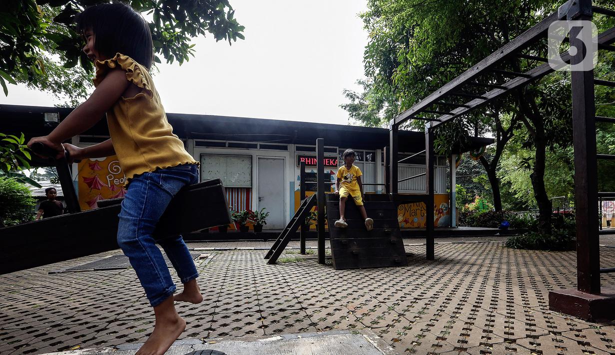 Keceriaan anak-anak saat bermain di Ruang Publik Terpadu Ramah Anak (RPTRA) Berseri, Petukangan Utara, Pesanggrahan, Jakarta, Kamis (13/7/2023). Kendati banyak cat pada wahan permainan yang mulai pudar dan kotor, tapi tidak menyurutkan minat anak-anak untuk bermain di RPTRA Berseri. (Liputan6.com/Johan Tallo)