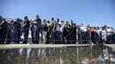 Sejumlah orang berbaris untuk memberikan penghormatan kepada mendiang Fidel Castro di Lapangan Revolusi di Havana, Kuba, Senin (28/11). (REUTERS / Carlos Barria)