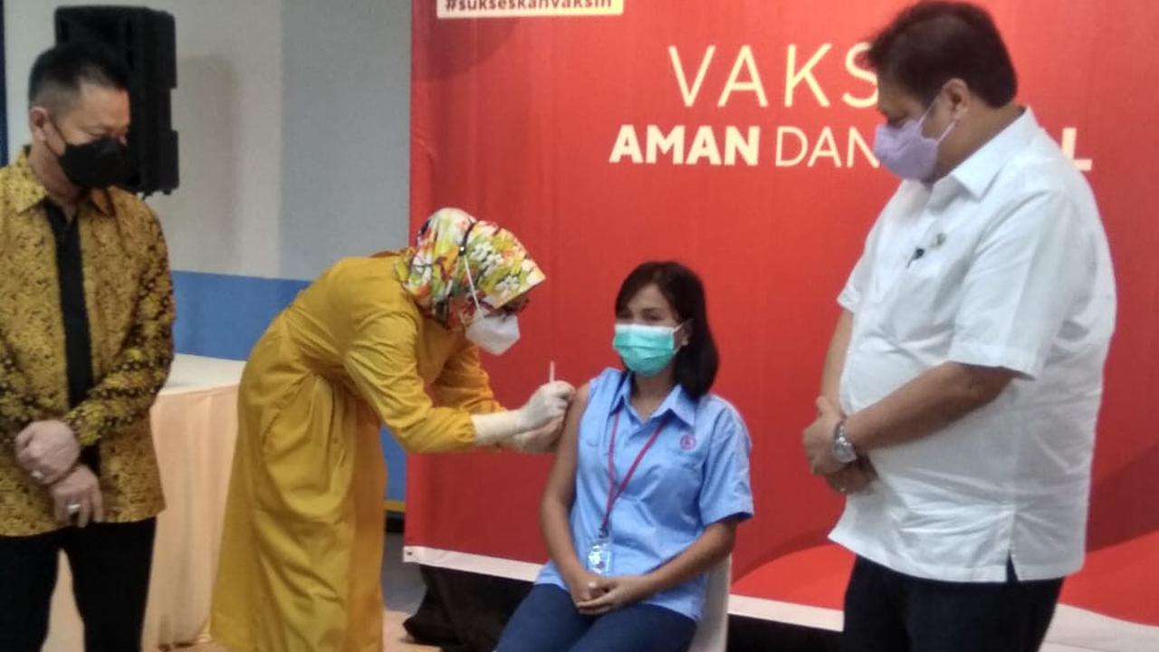 Menko Perekonomian Airlangga Hartarto meninjau pelaksanaan vaksinasi di Batam