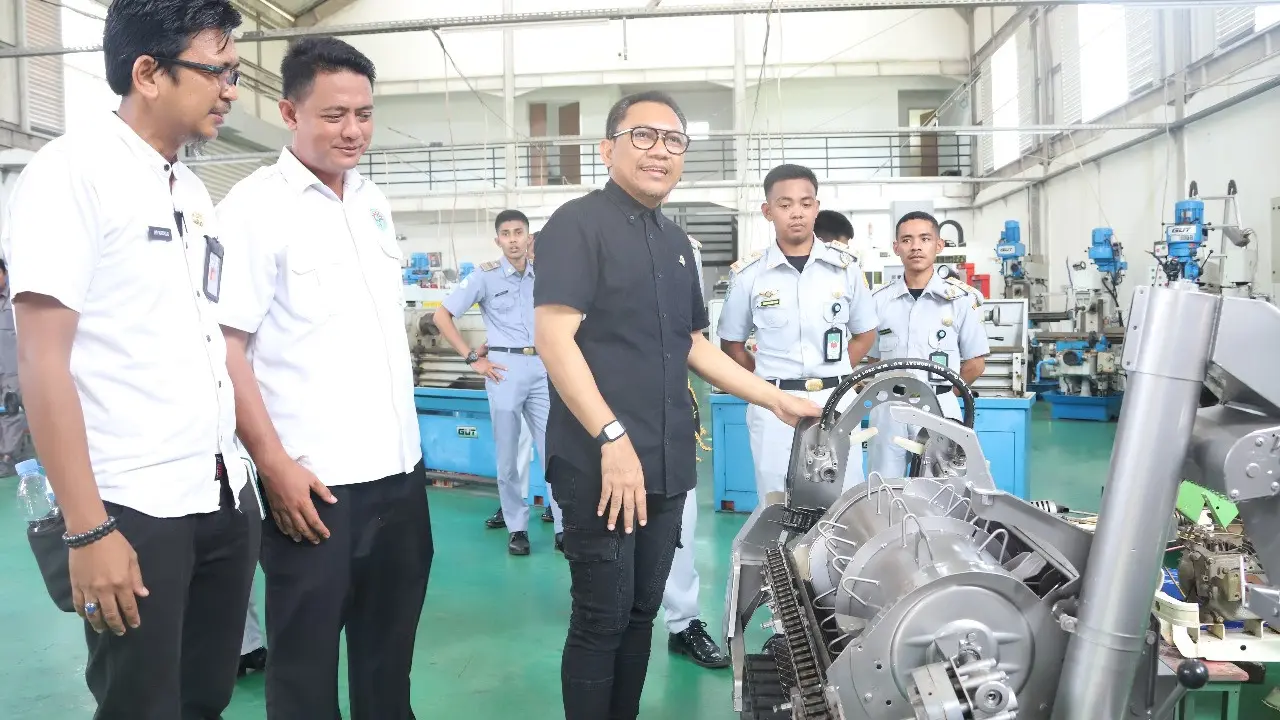 Anggota Komisi IV DPR RI Yohanis Fransiskus Lema atau Ansy Lema meninjau Politeknik Enjiniring Pertanian Indonesia (PEPI). (Istimewa)