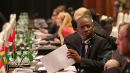 Salah satu delegasi Konferensi Asia Afrika saat mengikuti pembukaan Pertemuan Tingkat Menteri Asia-Afrika di Jakarta Convention Center, Senin (20/4/2015). (Liputan6.com/Herman Zakharia)