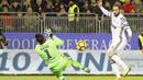 Penyerang Juventus, Gonzalo Higuain (kanan) mengecoh kiper Cagliari saat mencetak gol pada lanjutan Serie A di Sant'Elia Stadium, Cagliari (12/2/2017). (EPA/Fabio Murru)