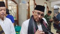 Wali Kota Depok, Mohammad Idris usai mengikuti tarawih keliling di Masjid At Taqwa, Kecamatan Pancoran Mas, Kota Depok. (Liputan6.com/Dicky Agung Prihanto)