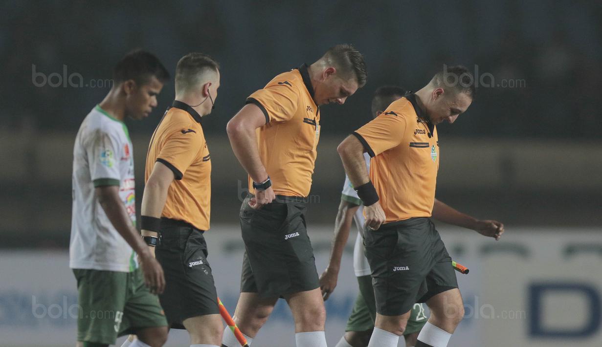 Ketiga wasit asal Australia bersiap menuju ruang ganti usai memimpin laga Persib Bandung melawan PS TNI pada lanjutan Liga 1 2017 di Stadion Si Jalak Harupat, Sabtu (05/8/2017). (Bola.com/Nicklas Hanoatubun)