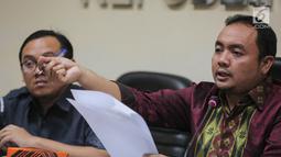 Anggota Bawaslu Muchamad Afifudin memberi keterangan pers di kantor Bawaslu, Jakarta, Selasa (17/10). Afifudin mengatakan temuan kedua yang didapat Bawaslu terkait SIPOL adalah traffic uploadin data SIPOL. (Liputan6.com/Faizal Fanani)