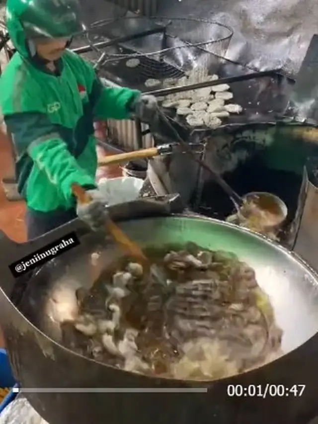 Outfit Nyeleneh Tukang Goreng Kerupuk