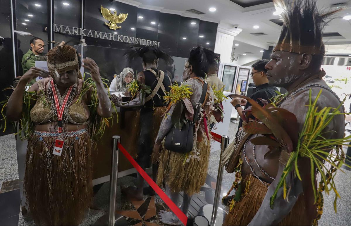 FOTO: Geram PSN Gugat Pasal Proyek Strategis Nasional, Gelar Doa Adat di MK