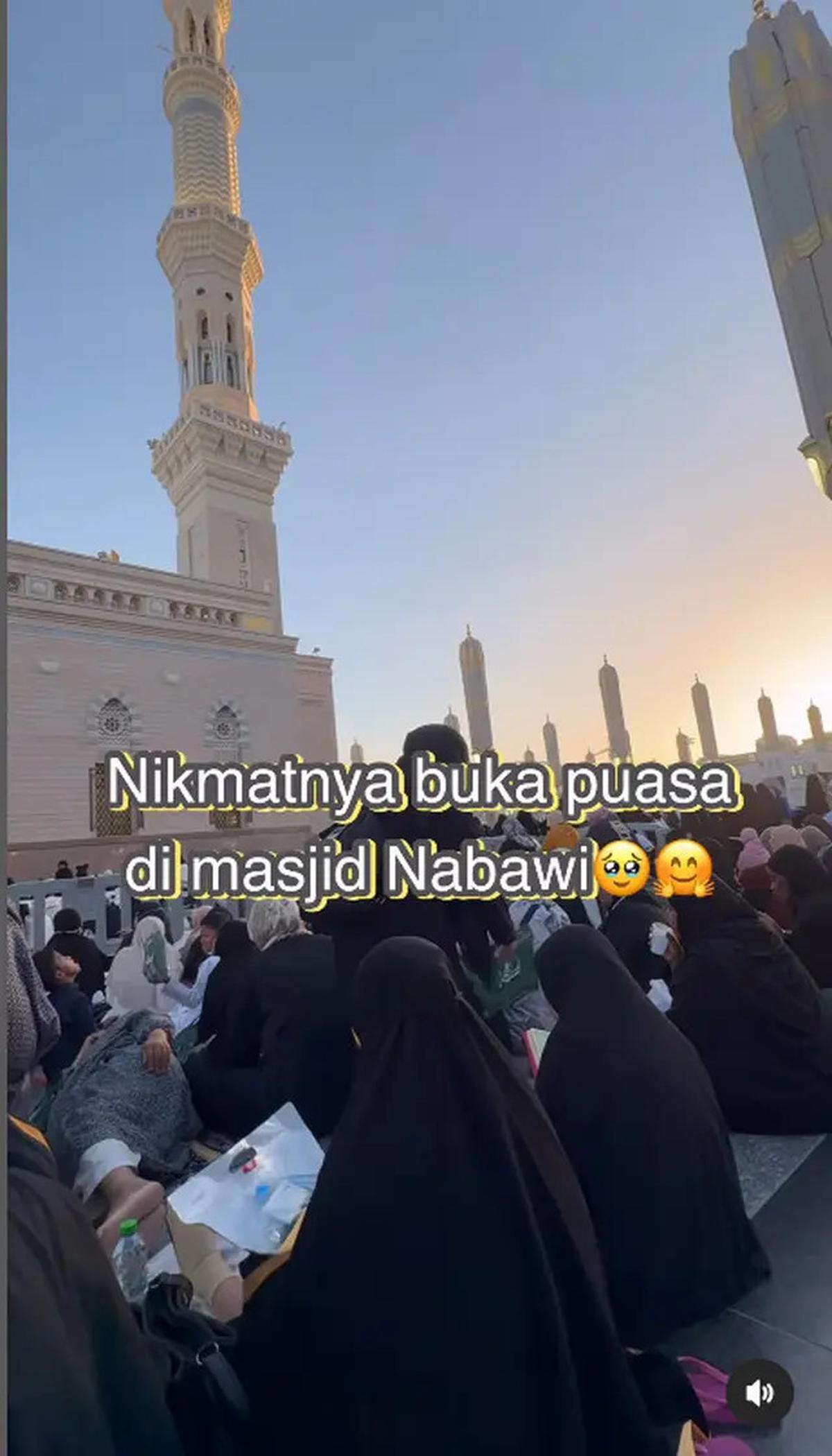 6 Potret Melanie Putria Buka Puasa di Masjid Nabawi, Suasana Syahdu Bikin Rindu