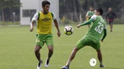 Pemain Bhayangkara FC, Putu Gede, mengontrol bola saat latihan di Lapangan ABC Senayan, Jakarta, Rabu (13/2). Latihan ini merupakan persiapan Piala Indonesia dan Piala Presiden. (Bola.com/Yoppy Renato)