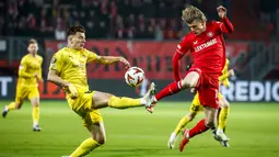 Dalam laga leg pertama play-off gugur Liga Europa 2024/2025 di Stadion FC Twente di Enschede, Belanda, Jumat (14/2/2025), Twente meraih kemenangan dramatis 2-1. (AFP/Vincent Jannink)