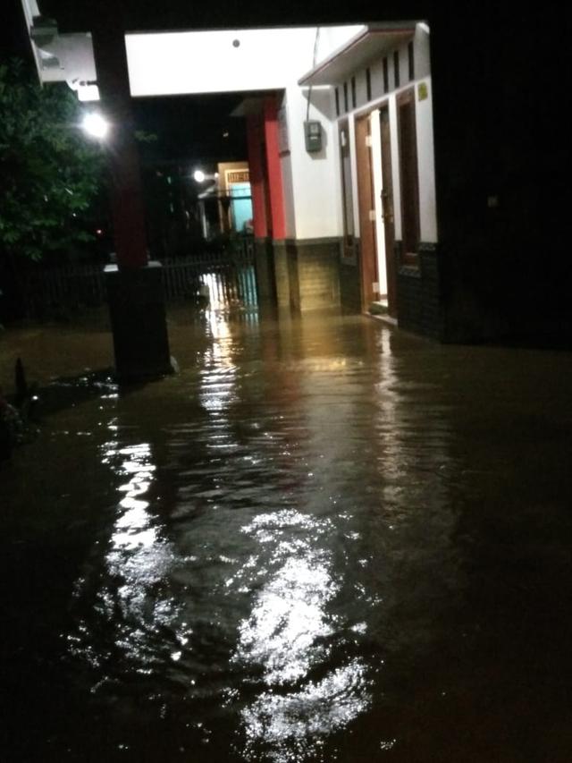 Banjir di Mulyadadi, Kecamatan Majenang, Cilacap, Jawa Tengah, Rabu malam (8/1/2020). (Foto: Liputan6.com/Pemdes Mulyadadi/Muhamad Ridlo)