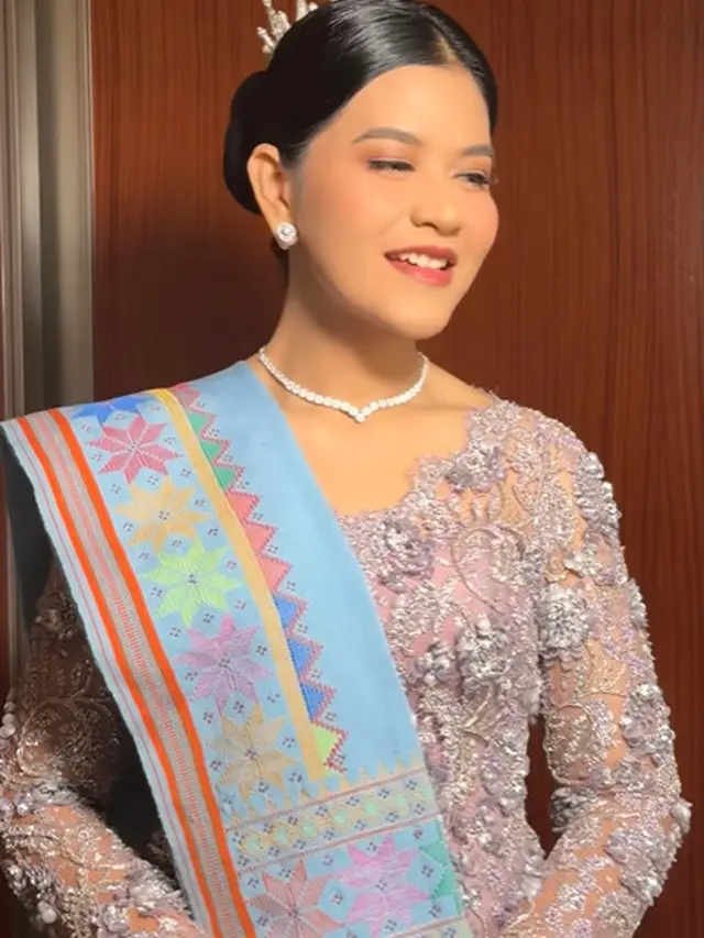 Potret Menawan Khas Ibu Pejabat Kahiyang Ayu Saat Pelantikan Kepala Daerah, Pakai Kebaya Lilac dan Ulos