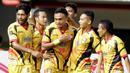 Para pemain Mitra Kukar merayakan gol yang dicetak oleh Achmad Faris ke gawang Bhayangkara FC pada laga Piala Presiden 2019 di Stadion Patriot, Jawa Barat, Senin (11/3). (Bola.com/M Iqbal Ichsan)