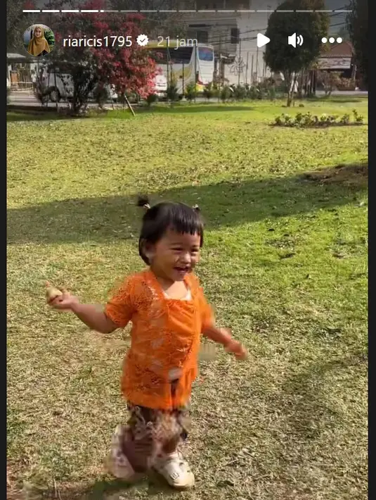 Dilihat dari video yang diunggah, Moana tampak aktif dan kerap lari-larian di rumput. Meski beberapa kali jatuh, tampak ia tak mempedulikan dan kembali lari. "Tetap bisa lari2 kok. Nyungsep dikit gak ngaruh," tulis Ria Ricis dalam instagram story. [Instagram/Ricis Official]
