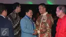 Kapolda Metro Jaya, Irjen Pol Moechgiyarto bersalaman dengan mantan Kepala BIN, A.M. Hendropriyono pada saat acara Pisah Sambut Kapolda Metro Jaya di Balai Pertemuan Polda Metro Jaya, Jakarta, Senin (21/3). (Liputan6.com/Herman Zakharia)