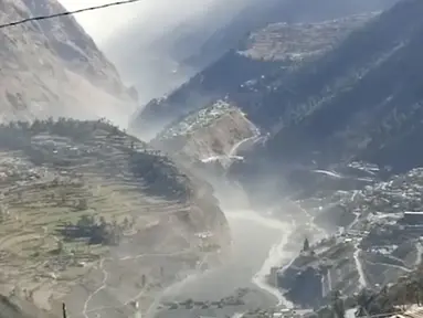 Gambar dari vidio menunjukkan banjir besar, lumpur, dan puing-puing yang mengalir di Distrik Chamoli setelah sebagian gletser Nanda Devi terputus di Tapovan di Uttarakhand, India (7/2/2021). Gletser di Himalaya dikabarkan pecah dan menyapu proyek pembangkit listrik hidro . (KK Productions via AP)