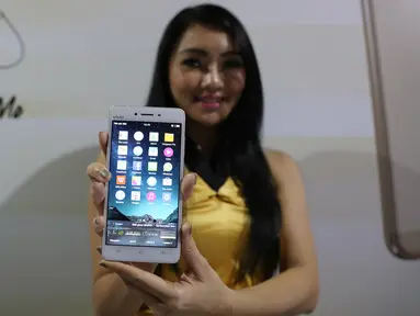 Seorang wanita menunjukkan smartphone Vivo yang baru saja resmi diluncurkan di Jakarta, Kamis (26/5/2016).  Produsen smartphone asal China itu  meluncurkan dua smartphone, Vivo V3 Max dan Vivo V3 di Indonesia. (Liputan6.com/Herman Zakharia)