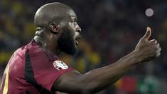 Nasib apes dialami Penggawa Belgia, Romelu Lukaku, saat menghadapi Rumania pada laga Euro 2024 di Cologne Stadium, Minggu (23/6/2024). (AP Photo/Martin Meissner)