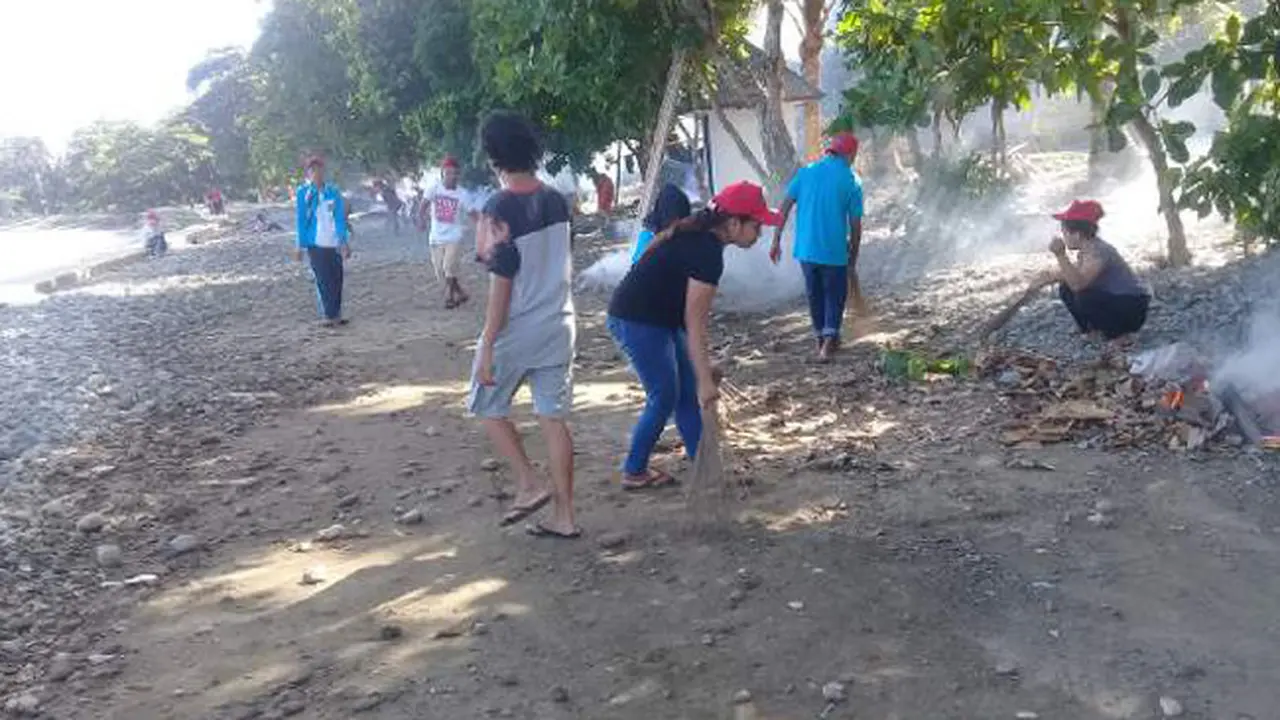 Mahasiswa STIKes Maluku Husada Bersihkan Pantai di Negeri Lima