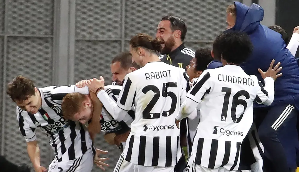 Para pemain Juventus merayakan gol pertama ke gawang Atalanta yang dicetak striker Dejan Kulusevski (kedua dari kiri) dalam laga final Coppa Italia 2020/2021 di Mapei Stadium, Rabu (19/5/2021). Juventus menang 2-1 dan menjadi juara. (AP/Antonio Calanni)
