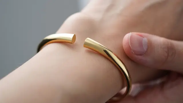 Model Gelang Emas Polos Klasik Cocok untuk Investasi Jangka Panjang (AI)