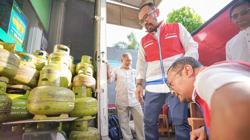 Direktur Utama Pertamina Patra Niaga Riva Siahaan melakukan peninjauan langsung ke beberapa pangkalan resmi LPG 3Kg dan toko kelontong yang ada di Kota Tangerang Selatan, Banten, Jumat (6/9) (Istimewa)