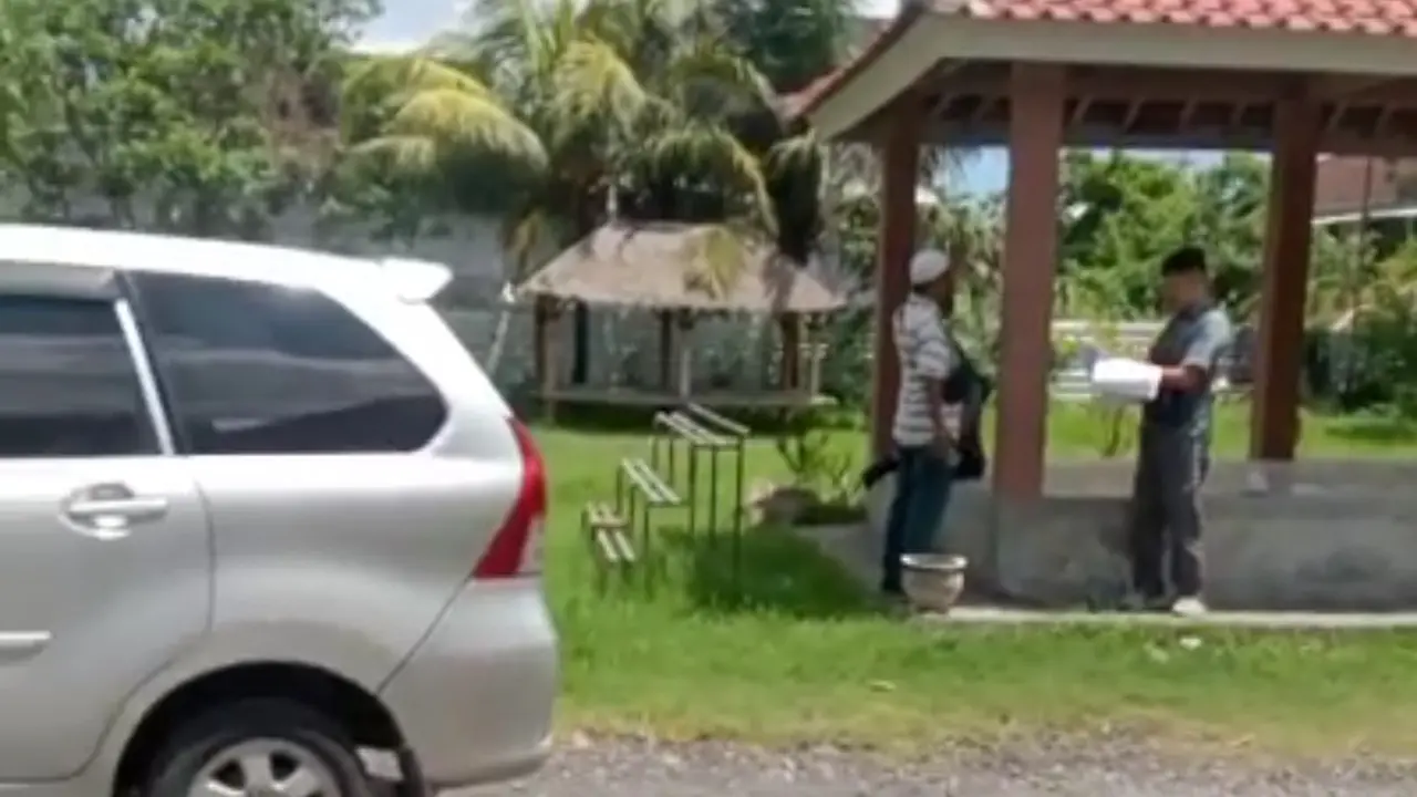 Mobil Xenia dan beberapa orang diduga Debt Collector