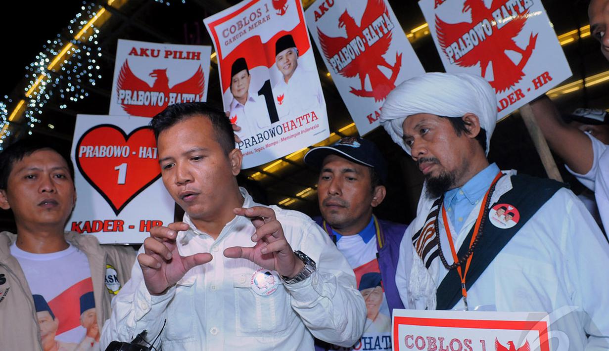  Massa pendukung Prabowo-Hatta kedua kubu di gedung Balai Sarbini, Jakarta, Senin (9/6/2014) (Liputan6.com/Faisal R Syam)