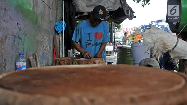 Berkah Ramadan Bagi Pedagang Beduk Tanah Abang