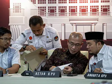 Ketua Komisi Pemilihan Umum (KPU) Hasyim Asy'ari (ketiga kiri) sesaat sebelum mengumumkan hasil rapat pleno Penetapan Pasangan Calon Presiden dan Wakil Presiden pada Pemilu 2024 di Gedung KPU RI, Jakarta, Senin (13/11/2023). (Liputan6.com/Faizal Fanani)