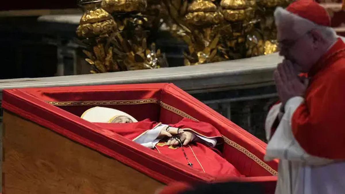 Disemayamkan di Basilika Santo Petrus, Begini Prosesi Pemindahan Jenazah Paus Fransiskus