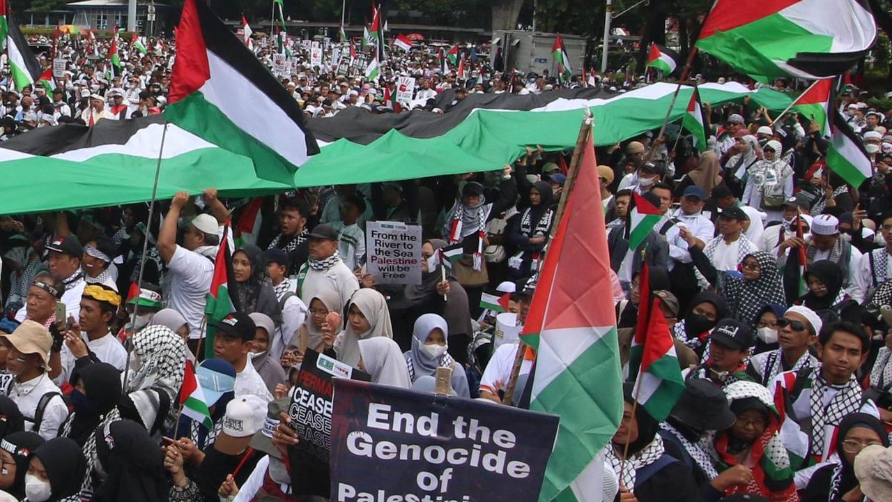 Ribuan orang menghadiri Aksi Bela Palestina di depan Kantor Kedubes Amerika Serikat (AS), Jakarta, Sabtu (13/1/2024). Aksi kemanusiaan ini&nbsp;dilakukan dalam rangka memperingati 100 hari genosida yang dilakukan Israel di Jalur Gaza, Palestina.