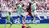 Bek Swiss, Manuel Akanji, berduel udara dengan pemain Qatar pada lanjutan Piala Dunia 2026. (Fran Santiago / AFP)