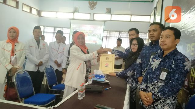 Ketua KPU Banyuwangi Dwi Angraeni Rachman menyerahkan surat tanda terima berkas bacaleg dari PKS (Hermawan Arifianto/Liputan6.com)
