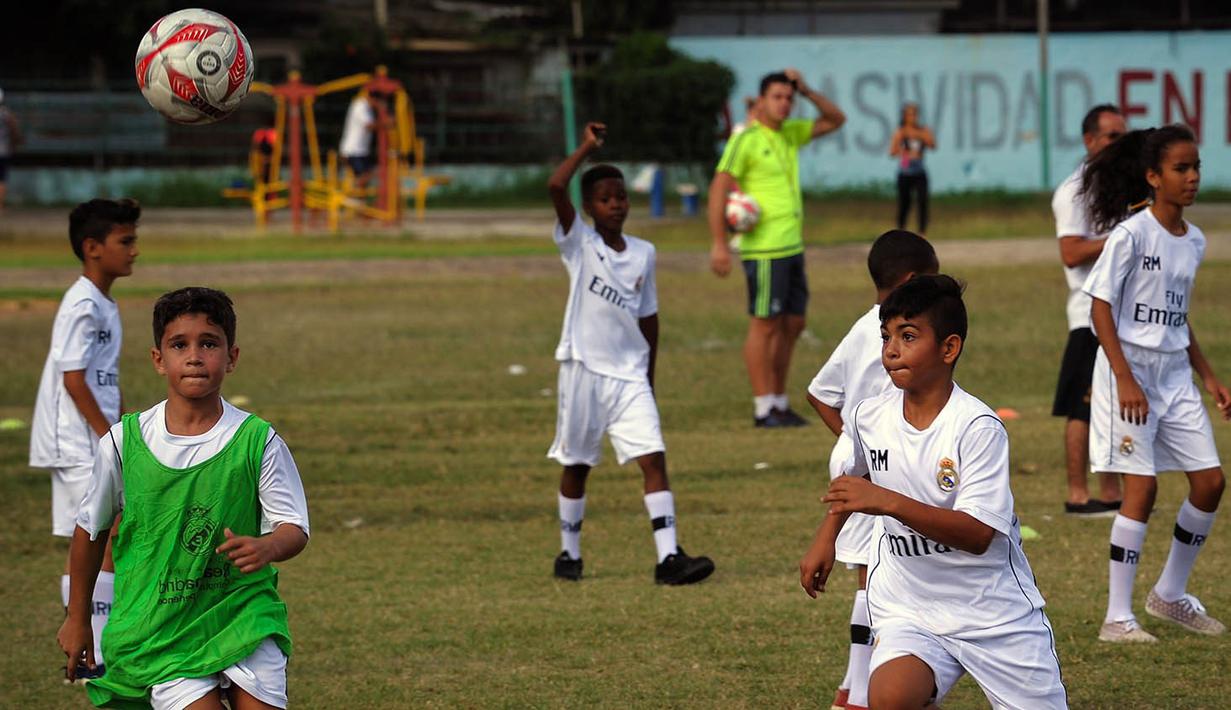 Anak-anak yang dilatih oleh Emilio Butragueno merupakan bagian dari Real Madrid Foundation. (AFP/Yamil Lage)
