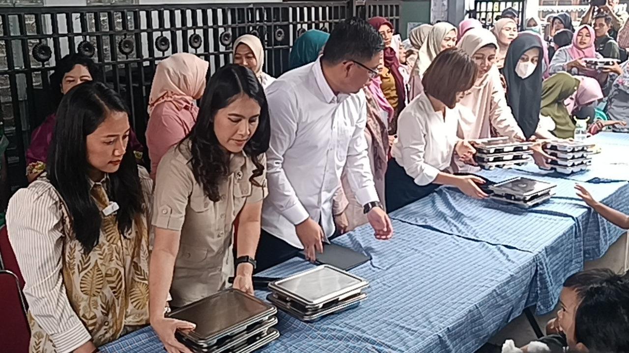 Momen Wamen Isyana Suapi Anak Saat Pantau Makan Bergizi Gratis untuk Ibu Hamil dan Menyusui