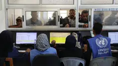 Warga Palestina mengantre untuk mendapatkan obat-obatan di Pusat Kesehatan Jepang-UNRWA di Khan Yunis, Jalur Gaza selatan pada 29 Oktober 2024. (BASHAR TALEB/AFP)
