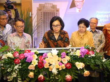 Menkeu Sri Mulyani Indrawati menandatangani prasasti dalam acara penetapan nama Gedung Utama Kantor Pusat Direktorat Jenderal Pajak (DJP) di Jakarta, Kamis (19/1). (Liputan6.com/Immanuel Antonius)