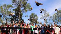 Para delegasi W20 Summit dari berbagai negara saat melakukan pelepasan burung di The Kaldera Toba, Rabu (20/7/2022) (Reza Efendi/Liputan6.com)