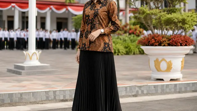 Kemeja Batik Lengan Panjang dan Rok Plisket Hitam