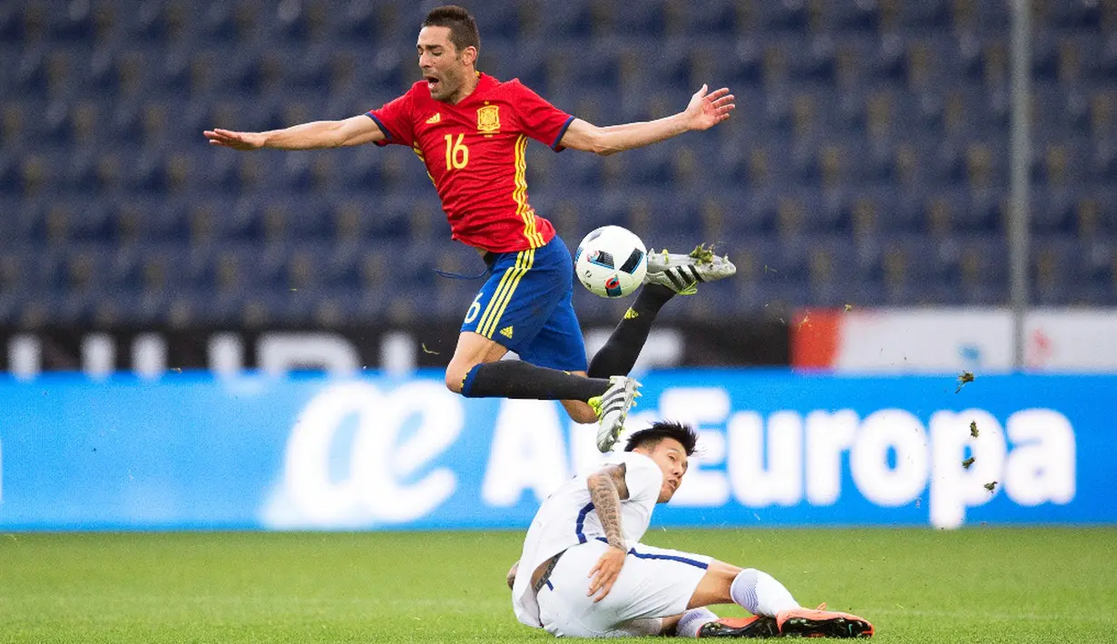 Pemain Spanyol, Bruno Soriano (kiri), dihadang pemain Korea Selatan, Suk Hyun-jun, pada laga persahabatan di Red Bull Arena, Wals-Siezenheim, Austria, Rabu (1/6/2016). (EPA/Andreas Schaad)