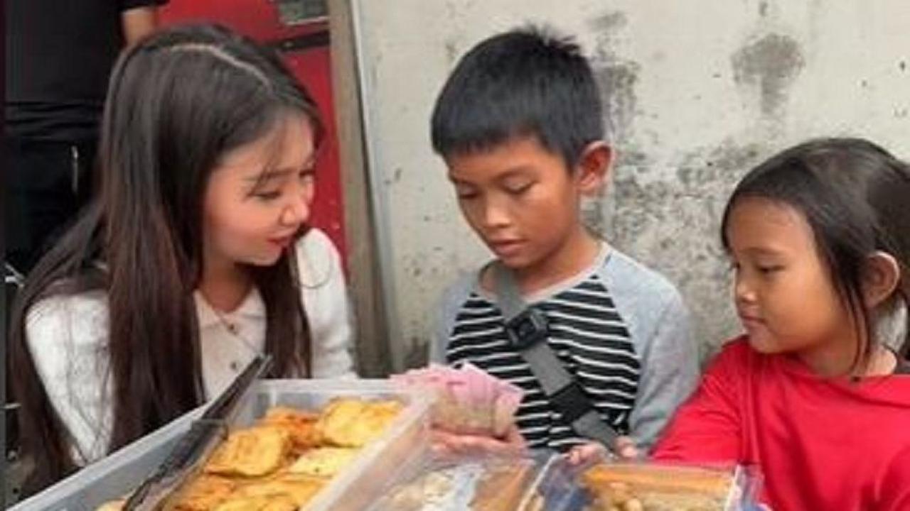 Viral Perjuangan Kakak Beradik Jualan Takjil di Pinggir Jalan, Dapat Hadiah Sepeda Baru