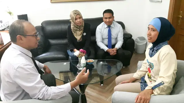 Tenaga kerja Indonesia atau TKI yang bernama Dastin binti Tasja (30) asal Desa Juntikedokan, Indramayu, Jawa Barat. Saat ini, Dastin berada di KBRI Amman, usai dikabarkan hilang kontak selama 13 tahun di Yordania (sumber: KBRI Amman)