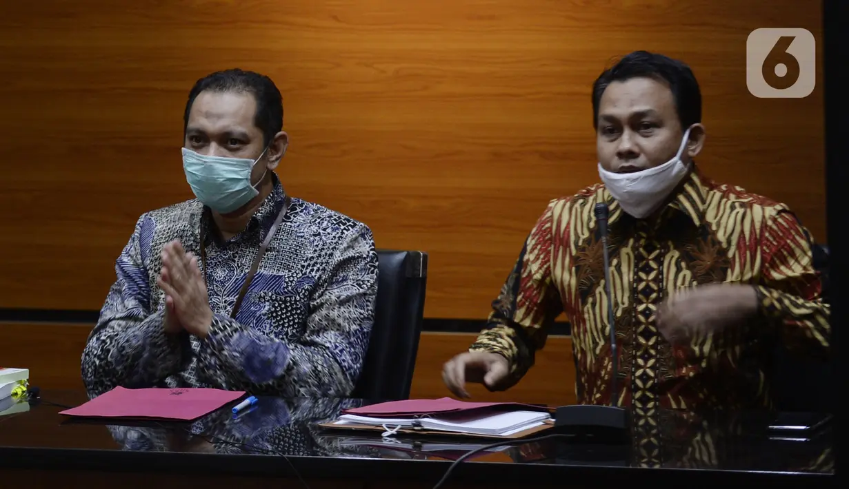 Wakil Ketua KPK Nurul Ghufron (kiri) dan Jubir KPK Ali Fikri menyampaikan keterangan terkait penangkapan mantan Sekretaris MA Nurhadi dan menantunya Rezky Hebriyono di Gedung KPK, Jakarta, Selasa (2/6/2020). KPK resmi menahan Nurhadi dan Rezky. (merdeka.com/Dwi Narwoko)