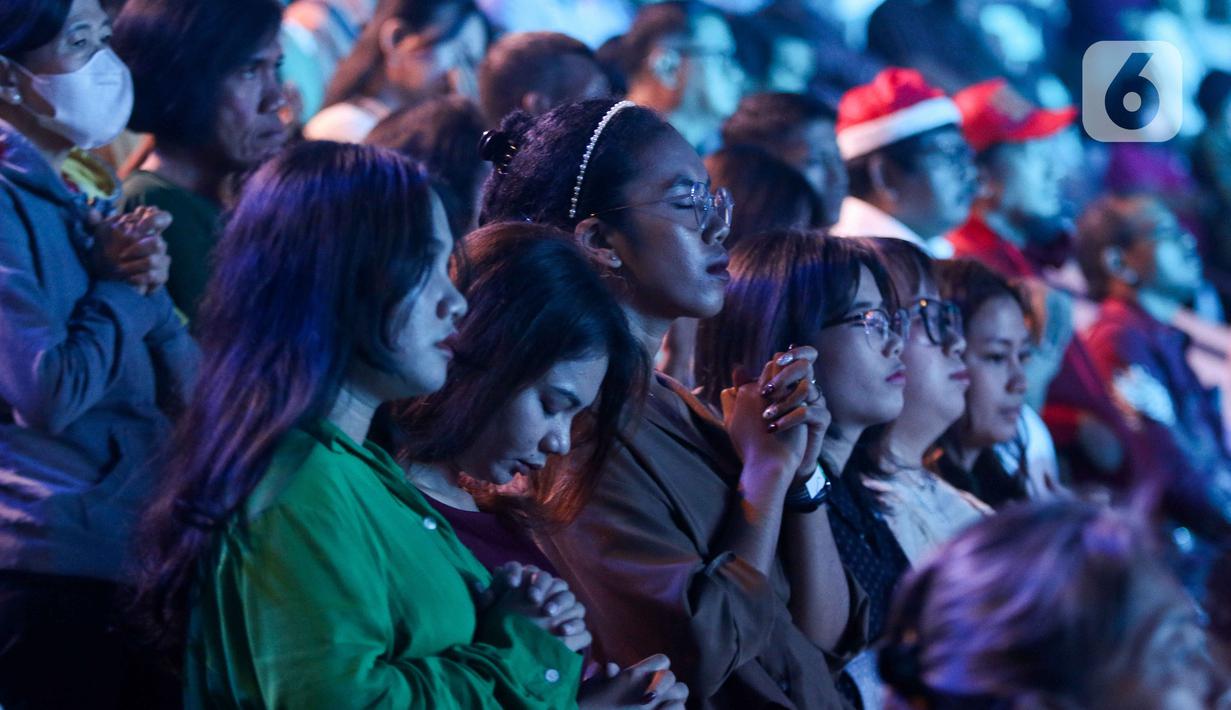 Umat Nasrani mengikuti ibadah Misa Natal dalam rangka Perayaan Natal Nasional 2024 yang berlangsung di Indonesia Arena, Jakarta, pada Sabtu (28/12/2024). (Liputan6.com/Herman Zakharia)