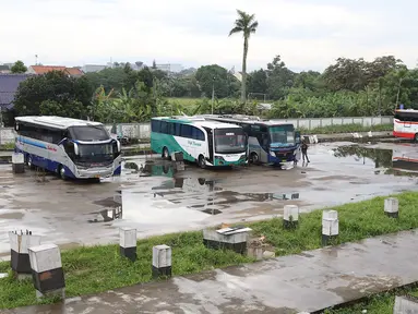 Sejumlah bus terparkir di Teminal Pondok Cabe, Jakarta, Senin (18/3). Aktivitas di Terminal Pondok Cabe pada Februari 2019 menunjukkan terdapat 646 Bus Angkutan Kota Antar Provinsi dengan 1232 kedatangan penumpang . (Liputan6.com/Immanuel Antonius)