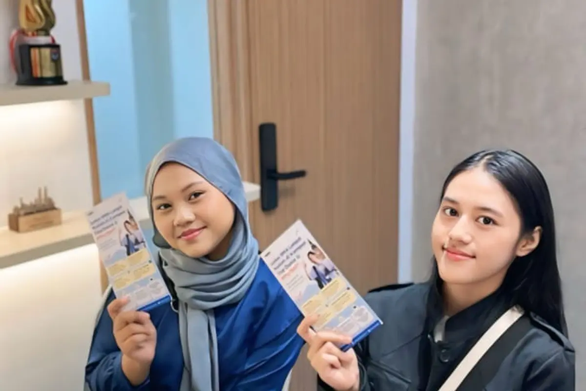Sekelompok anak muda kota Kembang Bandung yang tergabung dalam Kobi Education, membuka layanan konsultasi gratis mengenai kuliah ke Luar negeri secara lengkap. (Liputan6.com/Jayadi Supriadin)