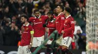 Gelandang Manchester United, Fred (tengah) berselebrasi dengan rekan setimnya setelah mencetak gol ke gawang Barcelona selama pertandingan leg kedua playoff Liga Europa stadion Old Trafford di Manchester, Inggris, Jumat (24/2/2023). Hasil ini membuat MU lolos dengan agregat kemenangan 4-3 atas Barcelona. (AP Photo/Dave Thompson)