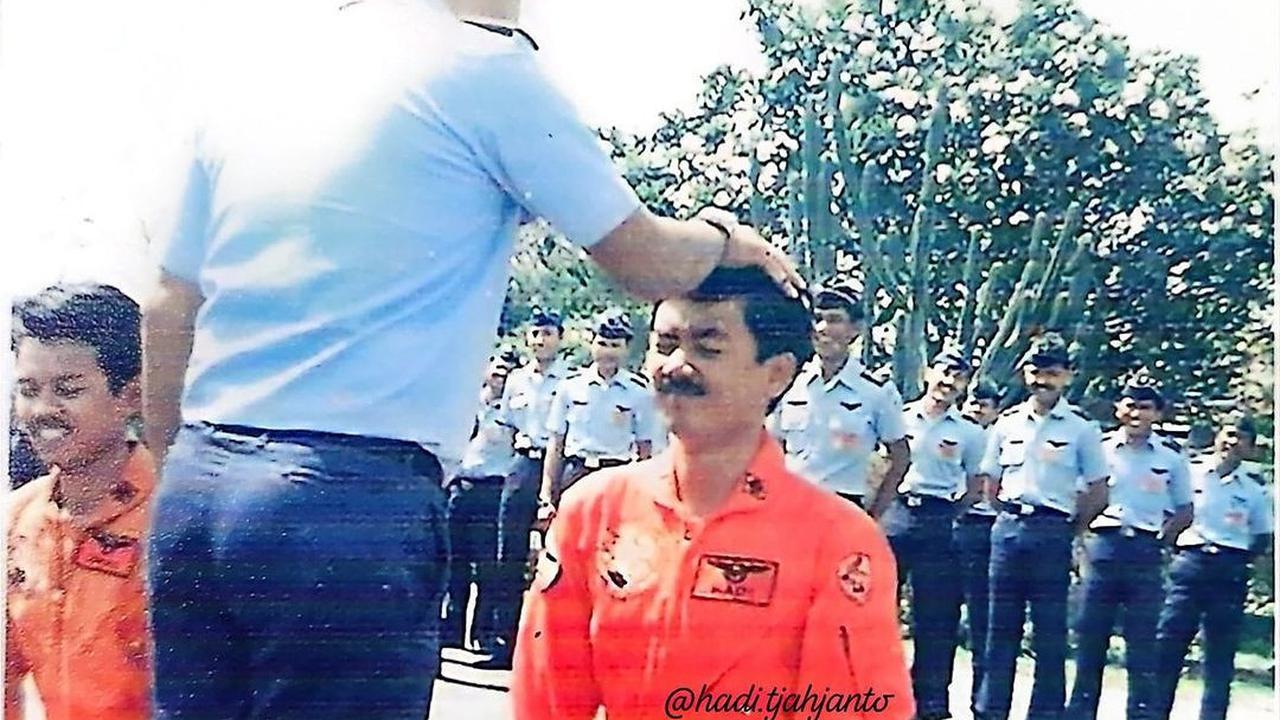 Foto Lawas Eks Panglima TNI saat Jalani Tradisi Masuk ke Skuadron